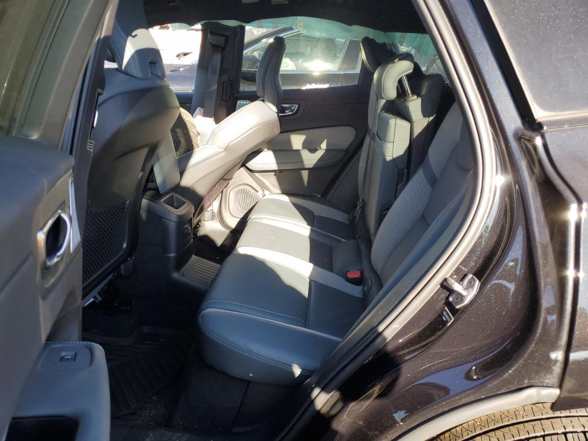YV4BR0DM8N1945501 - 2022 Volvo xc60 t8 re